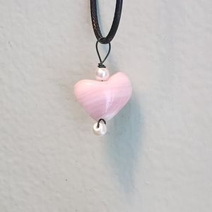 Heart stone necklace with pearl beads
